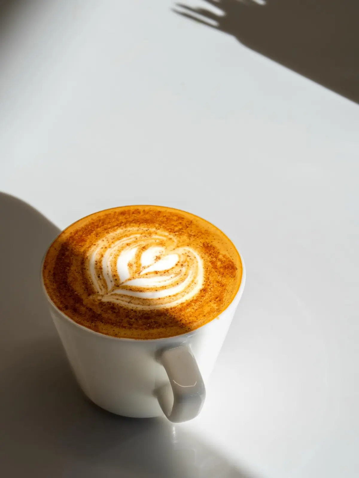 Latte art'lı bir fincan