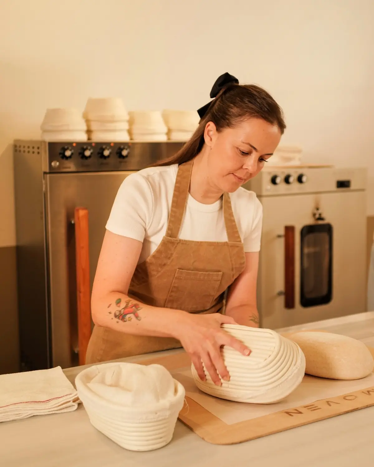 The Dose Atelier'de hamuru elle şekillendiren pastacı